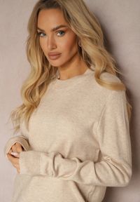 Renee - Beżowy Sweter o Klasycznym Kroju z Wełną Mairissa. Okazja: na spotkanie biznesowe, na co dzień, na spacer. Kolor: beżowy. Materiał: wełna. Styl: klasyczny