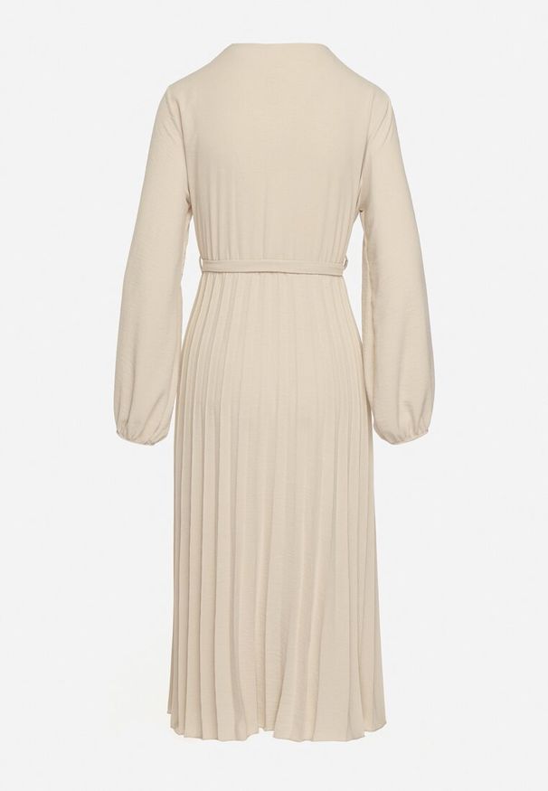 Born2be - Jasnobeżowa Sukienka Mesyre. Okazja: do pracy, na randkę. Typ kołnierza: dekolt w kształcie V. Kolor: beżowy. Materiał: materiał. Typ sukienki: kopertowe, plisowane. Długość: midi