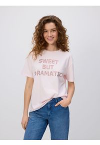 Reserved - T-shirt oversize z nadrukiem - pastelowy róż. Kolor: różowy. Materiał: bawełna. Wzór: nadruk