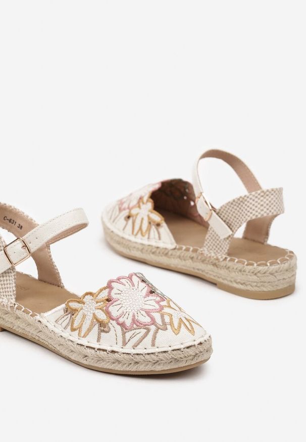 Born2be - Beżowe Sandały Espadryle Zdobione Plecionką i Haftem Leanisra. Okazja: na co dzień. Zapięcie: pasek. Kolor: beżowy. Wzór: aplikacja, haft. Sezon: lato. Obcas: na płaskiej podeszwie. Styl: elegancki, casual