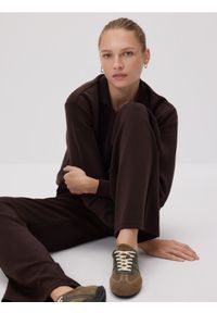 Reserved - Spodnie dresowe long leg - ciemnobrązowy. Kolor: brązowy. Materiał: dresówka