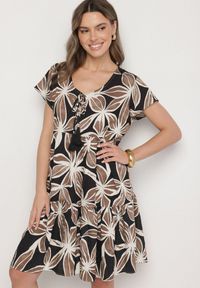 Born2be - Czarna Sukienka z Lnem o Rozkloszowanym Kroju z Wiązaniem z Frędzlami Fevione. Okazja: na co dzień. Typ kołnierza: dekolt w kształcie V. Kolor: czarny. Wzór: kwiaty. Typ sukienki: oversize. Materiał: len. Długość rękawa: krótki rękaw. Sezon: lato. Styl: casual, boho, wizytowy #1