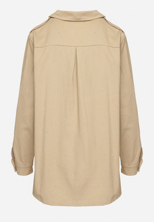 Born2be - Beżowa Bawełniana Koszula Ozdobiona Cyrkoniami na Guziki Nerelise. Typ kołnierza: kołnierzyk klasyczny. Kolor: beżowy. Materiał: bawełna. Długość rękawa: długi rękaw. Długość: długie. Wzór: aplikacja. Styl: elegancki, klasyczny