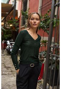 MOODO - Sweter z metaliczną nitką zielony. Kolor: zielony. Materiał: wiskoza #1