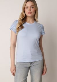 Born2be - Niebieski Bawełniany T-shirt z Koronkowymi Rękawami Carilynore. Okazja: na co dzień. Kolor: niebieski. Materiał: bawełna, koronka. Styl: elegancki, klasyczny, casual #8