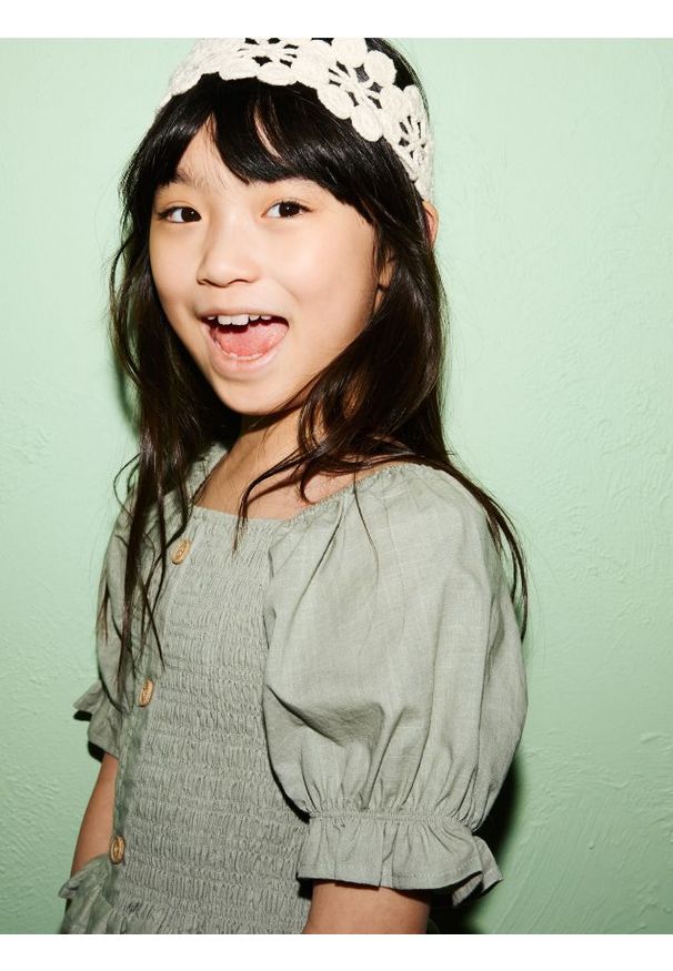 Reserved - Krótka bluzka hiszpanka - oliwkowy. Typ kołnierza: dekolt hiszpanka. Kolor: oliwkowy. Materiał: bawełna. Długość: krótkie