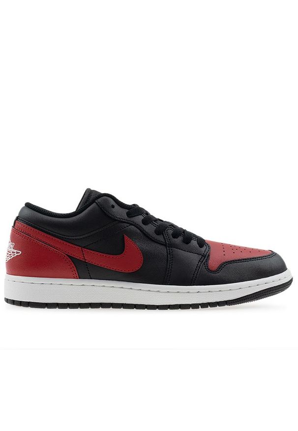 Buty męskie Nike Air Jordan 1 Low 553558-067 - czarno-czerwone. Kolor: czarny, czerwony, wielokolorowy. Materiał: skóra, guma. Szerokość cholewki: normalna. Sport: fitness
