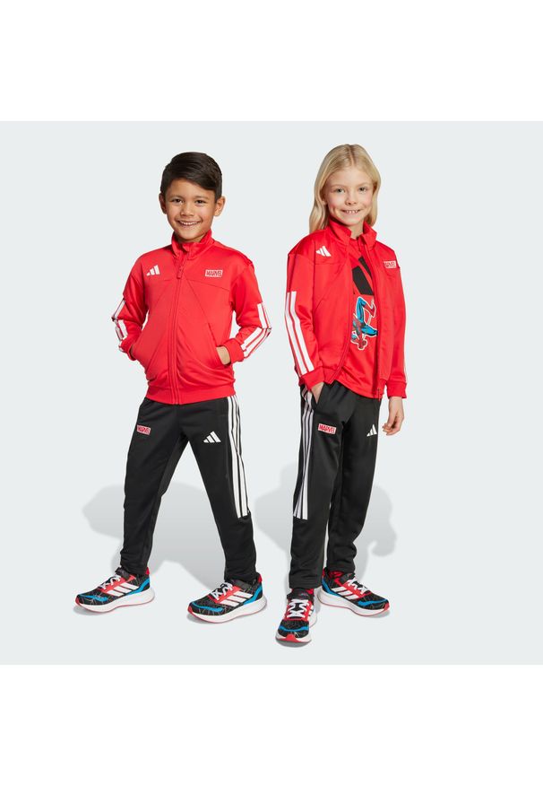 Adidas - Dres Marvel Spider-Man Tracksuit Kids. Kolor: biały, czerwony, wielokolorowy. Materiał: dresówka. Wzór: motyw z bajki