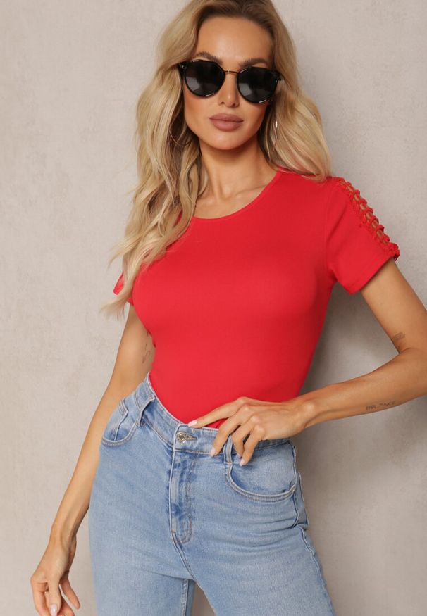 Renee - Czerwony T-shirt z Bawełny Ozdobiony Ażurową Koronką Sarille. Okazja: na plażę. Kolor: czerwony. Materiał: bawełna, koronka. Wzór: koronka, aplikacja, ażurowy. Sezon: lato