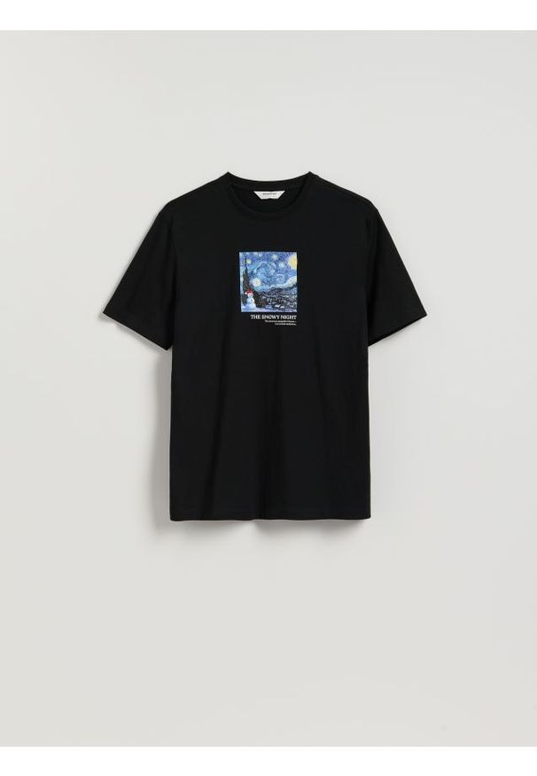 Reserved - T-shirt regular ze świątecznym nadrukiem - czarny. Kolor: czarny. Materiał: dzianina, bawełna. Wzór: nadruk. Styl: wizytowy