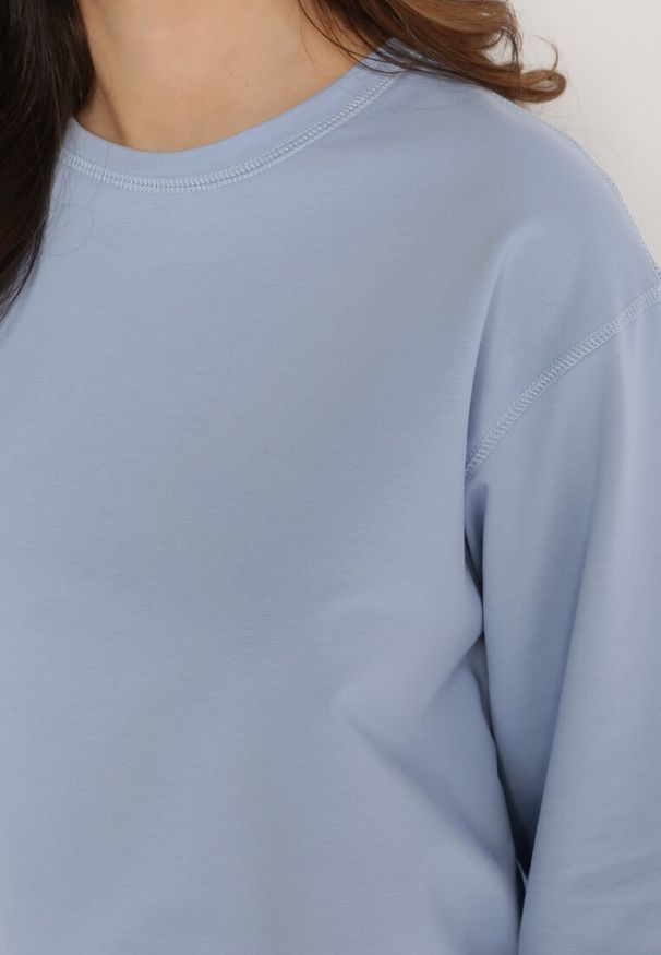 Born2be - Jasnoniebieska Bawełniana Bluza Oversize o Krótszym Kroju Vesperana. Kolor: niebieski. Materiał: bawełna. Długość: krótkie