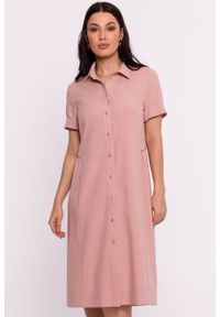BeWear - Sukienka koszulowa midi z kołnierzykiem różowa. Kolor: różowy. Sezon: lato, wiosna. Typ sukienki: koszulowe. Długość: midi