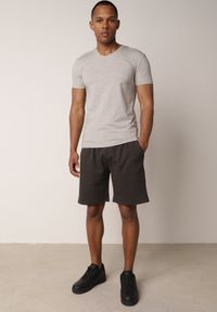 Born2be - Ciemnoszare Szorty Dresowe z Bawełną i Sznurkami Leofiel. Okazja: na co dzień, na spacer. Kolor: szary. Materiał: bawełna, dresówka. Wzór: napisy. Styl: casual, klasyczny #3