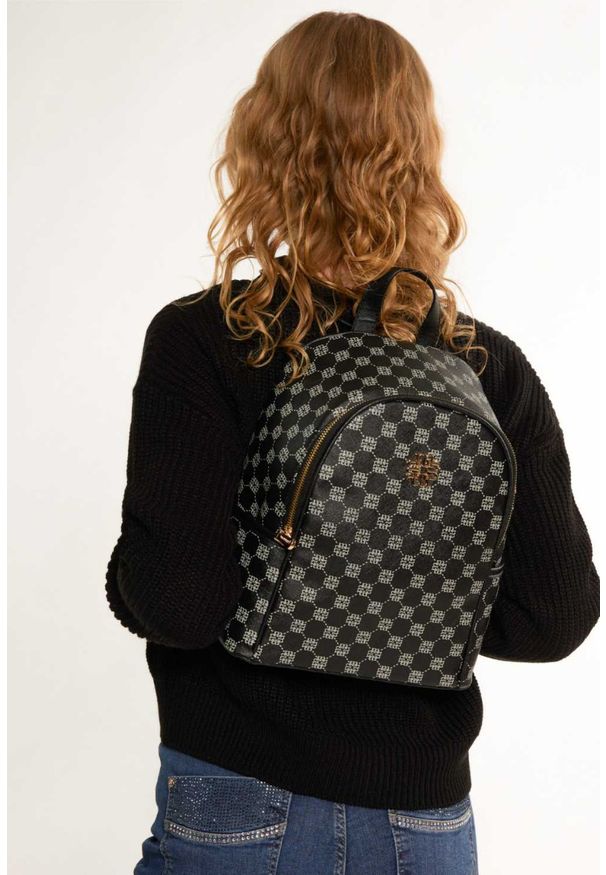 Inna - Plecak damski Monnari ze wzorem w logo czarny. Kolor: czarny. Materiał: skórzane. Styl: elegancki