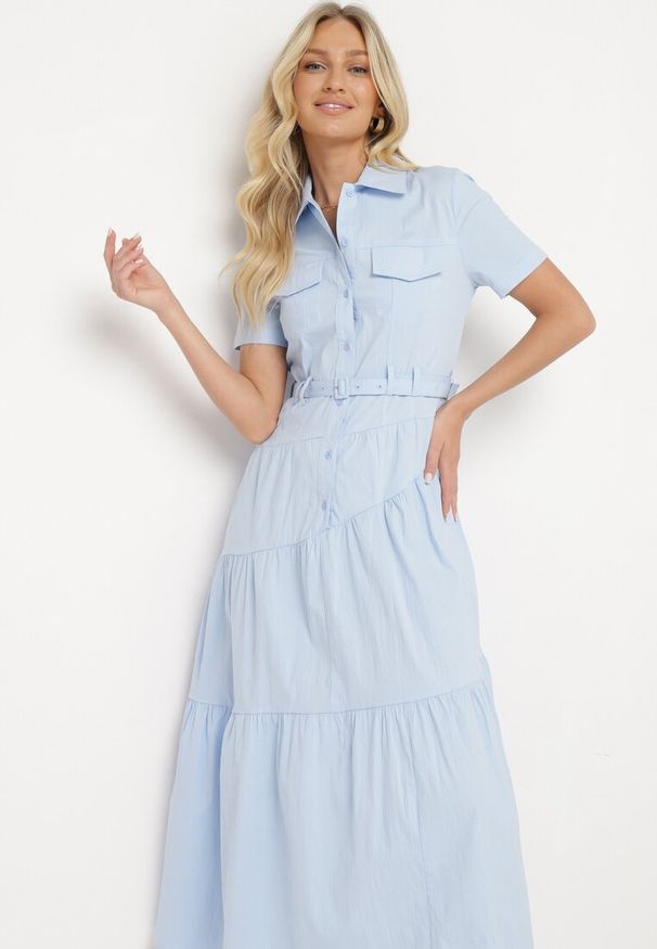 Born2be - Niebieska Taliowana Sukienka z Bawełny w Koszulowym Stylu z Imitacją Kieszeni Masefia. Okazja: na co dzień. Kolor: niebieski. Materiał: bawełna. Wzór: aplikacja. Typ sukienki: koszulowe. Styl: elegancki, casual, wizytowy