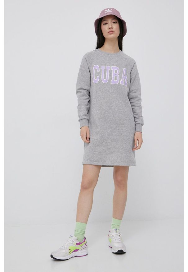 JDY sukienka kolor szary mini prosta. Okazja: na co dzień. Kolor: szary. Długość rękawa: raglanowy rękaw. Wzór: nadruk. Typ sukienki: proste. Styl: casual. Długość: mini