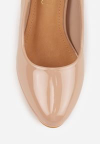 Renee - Ciemnobeżowe Czółenka Vices na Obcasie z Wkładką ze Skóry Naturalnej Ravandira. Kolor: beżowy. Materiał: skóra. Obcas: na obcasie. Wysokość obcasa: średni #7