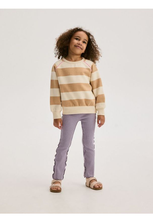 Reserved - Spodnie flare z falbanami - lawendowy. Kolor: fioletowy. Materiał: bawełna, wiskoza, dzianina