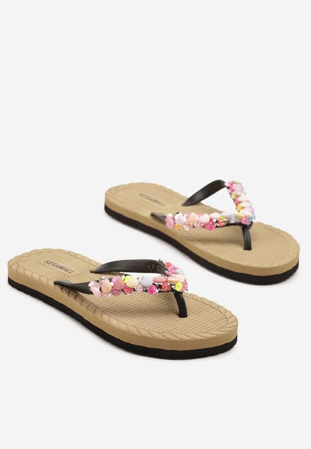 Renee - Czarne Japonki z Aplikacjami 3D Salliris. Okazja: na co dzień, na spacer. Kolor: czarny. Wzór: aplikacja. Sezon: lato. Obcas: na obcasie. Styl: elegancki, casual. Wysokość obcasa: niski