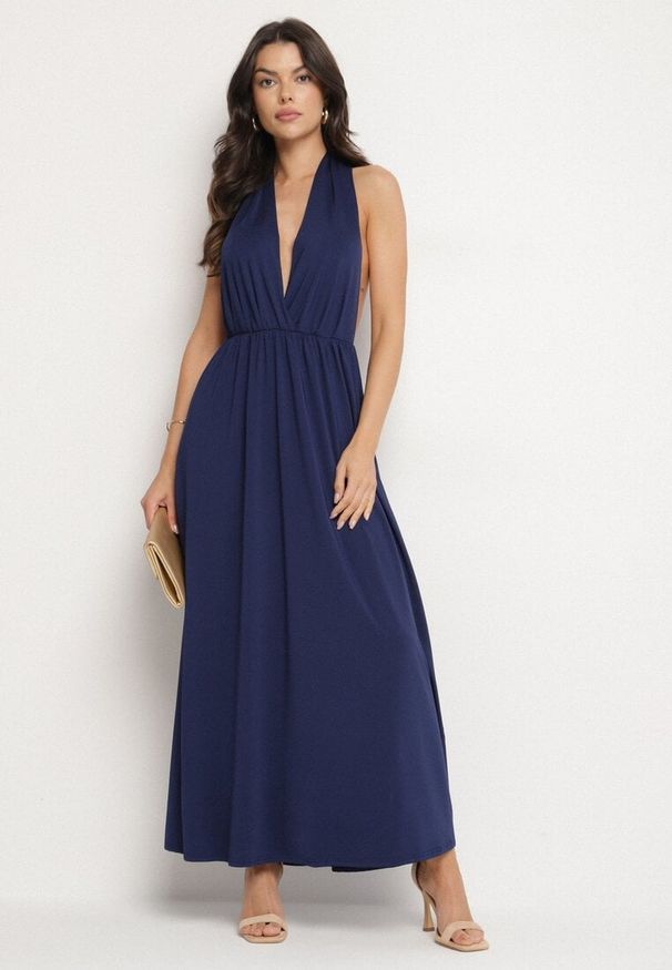 Born2be - Granatowa Koktajlowa Sukienka Multiway z Wiskozą i Wiązaniem na Szyi Lilazza. Okazja: na imprezę. Typ kołnierza: dekolt w kształcie V. Kolor: niebieski. Materiał: wiskoza. Typ sukienki: rozkloszowane. Styl: wizytowy