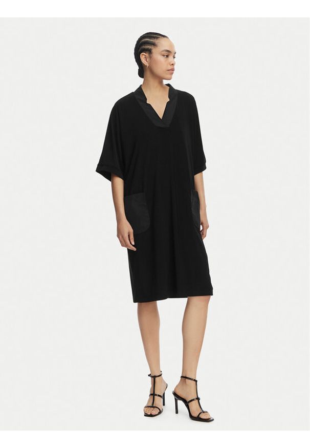 Joseph Ribkoff Sukienka codzienna 261010 Czarny Relaxed Fit. Okazja: na co dzień. Kolor: czarny. Materiał: syntetyk. Typ sukienki: proste. Styl: casual