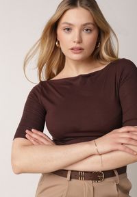 Born2be - Brązowy Wiskozowy T-shirt o Dopasowanym Kroju z Dekoltem w Łódkę Idahphaeia. Okazja: na co dzień, do pracy, na spotkanie biznesowe. Kolor: brązowy. Materiał: wiskoza. Wzór: aplikacja. Styl: biznesowy, klasyczny, casual #3