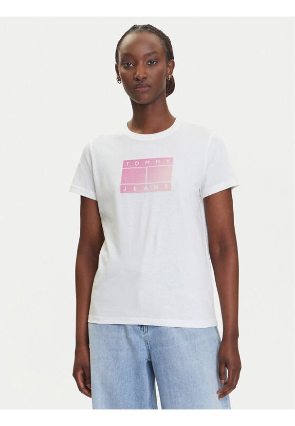 Tommy Jeans T-Shirt Gradient Flag DW0DW20905 Biały Regular Fit. Kolor: biały. Materiał: bawełna. Wzór: gradientowy