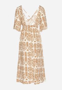 Born2be - Ciemnobeżowa Sukienka Wiskozowa Rozkloszowana z Odkrytymi Plecami w Print Boho Turaisa. Okazja: na co dzień. Typ kołnierza: dekolt w kształcie V. Kolor: beżowy. Materiał: wiskoza. Długość rękawa: długi rękaw. Wzór: nadruk. Typ sukienki: rozkloszowane, proste. Styl: boho #4
