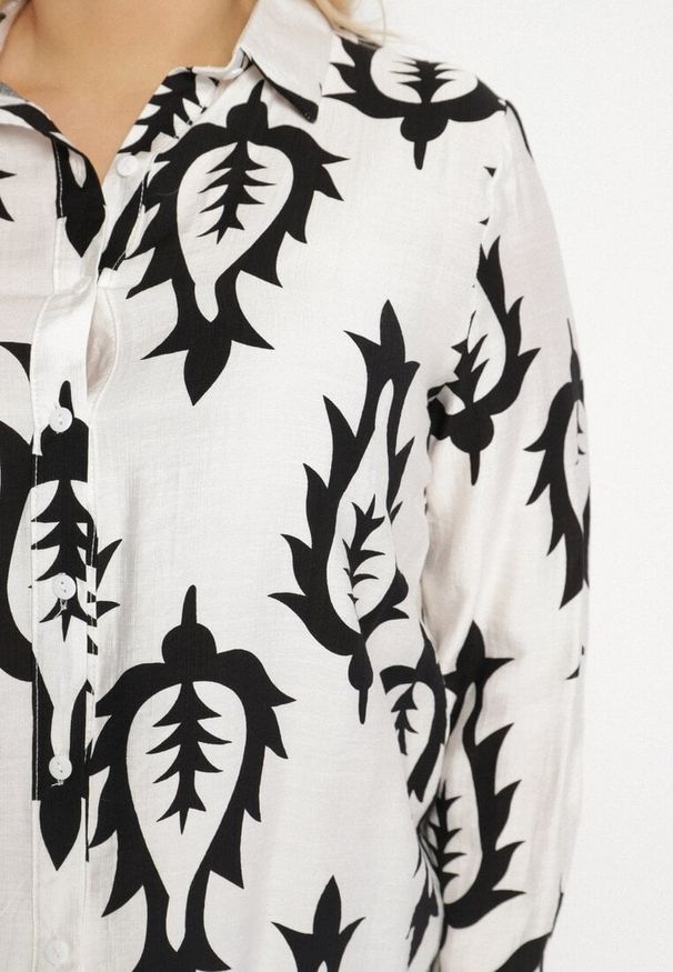 Born2be - Biało-Czarna Koszula z Tkaniny z Wiskozą w Etniczny Wzór z Podpinanymi Rękawami Fommea. Okazja: na co dzień. Kolekcja: plus size. Kolor: czarny. Materiał: tkanina, wiskoza. Styl: klasyczny, elegancki, casual