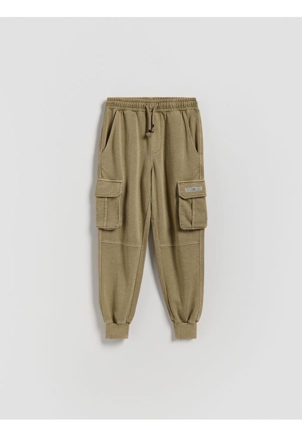 Reserved - Bawełniane joggery cargo - zielony. Kolor: zielony. Materiał: bawełna