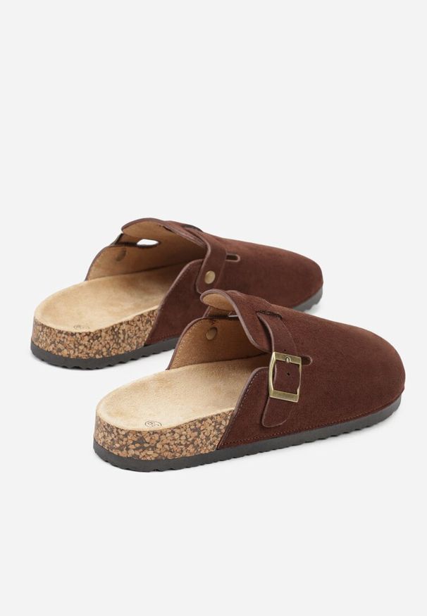 Born2be - Brązowe Klapki Chodaki z Imitacji Zamszu z Klamrą Aklinera. Okazja: na co dzień, na spacer. Kolor: brązowy. Materiał: zamsz. Obcas: na płaskiej podeszwie. Styl: casual, elegancki