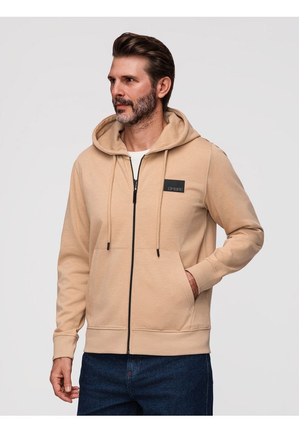 Ombre Clothing - Męska rozpinana dresowa bluza z kapturem i patchem – piaskowa V2 - Rozmiar: XXL. Okazja: na co dzień, do pracy, na spacer. Typ kołnierza: kaptur. Kolor: beżowy. Materiał: dresówka. Styl: casual