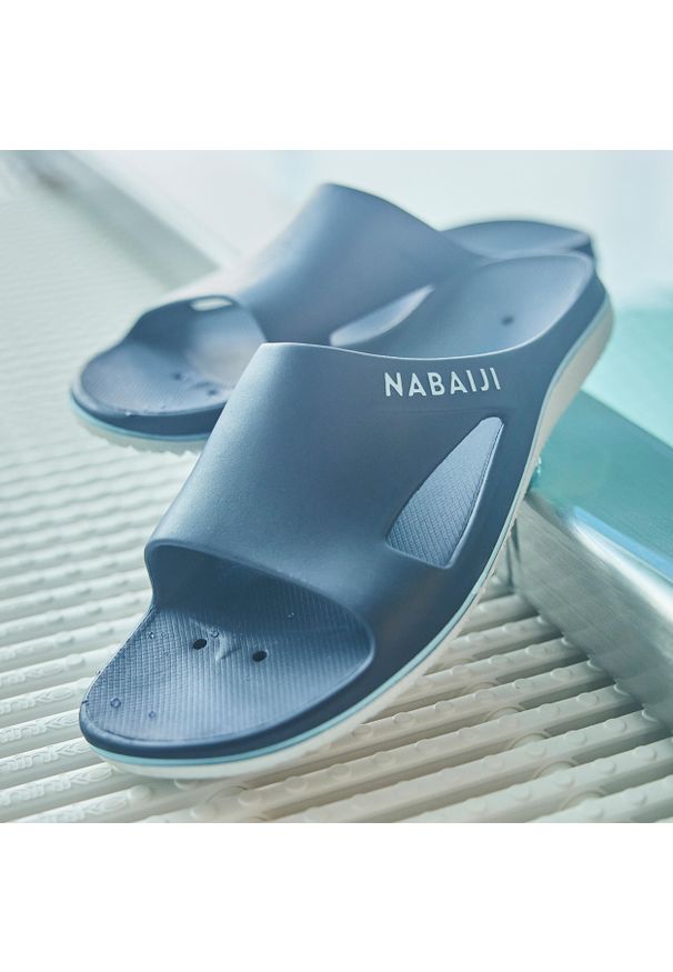 NABAIJI - Klapki basenowe męskie Nabaiji 500 New. Kolor: biały, wielokolorowy, niebieski. Wzór: gładki. Sport: pływanie