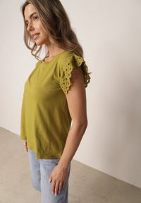Born2be - Ciemnozielona Bluzka z Bawełny z Ażurowymi Falbankami Zamiast Rękawów Vodelia. Typ kołnierza: kołnierz z falbankami. Kolor: zielony. Materiał: bawełna. Wzór: ażurowy #8