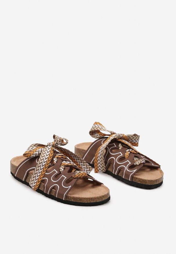 Renee - Brązowe Klapki z Korkową Podeszwą Wycięciami i Ozdobną Sznurówką Groesta. Kolor: brązowy. Sezon: lato