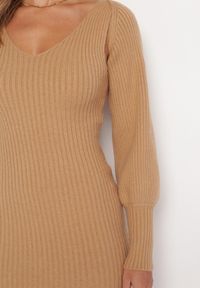 Born2be - Beżowa Dzianinowa Sukienka Midi z Trójkątnym Dekoltem i Bolerkiem z Bufiastymi Rękawami Vorteia. Kolor: beżowy. Materiał: dzianina. Długość rękawa: na ramiączkach. Długość: midi #4