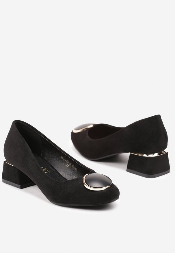 Born2be - Czarne Czółenka Vices z Ozdobnymi Metalicznymi Wstawkami i Skórzaną Wkładką Innathoria. Kolor: czarny. Materiał: skóra. Wzór: aplikacja. Obcas: na obcasie. Styl: elegancki. Wysokość obcasa: średni