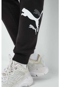 Puma spodnie dresowe kolor czarny z nadrukiem. Kolor: czarny. Materiał: dresówka. Wzór: nadruk #3