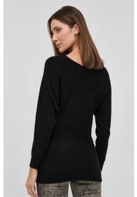 Guess Sweter damski kolor czarny lekki. Kolor: czarny. Materiał: materiał, dzianina, wiskoza. Długość rękawa: długi rękaw. Długość: długie. Wzór: aplikacja #3
