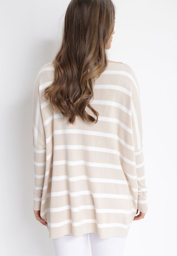 Born2be - Beżowy Sweter Oversize w Paski z Rękawami Nietoperz Caelania. Kolor: beżowy. Wzór: paski