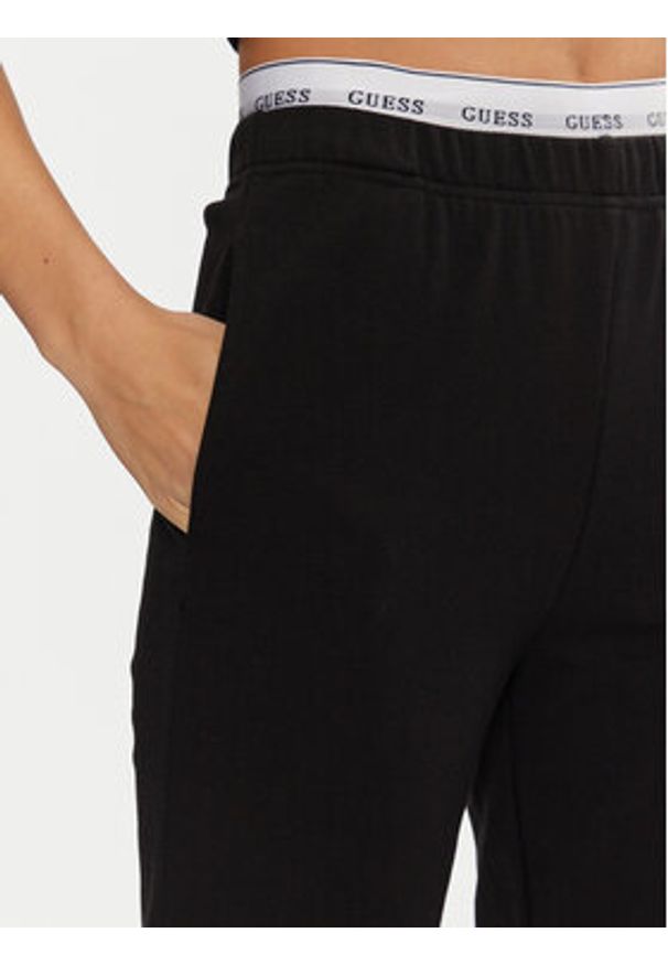 Guess Spodnie dresowe O5RB01 KCO31 Czarny Regular Fit. Kolor: czarny. Materiał: bawełna