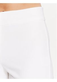 DKNY Spodnie materiałowe P2RVAO19 Biały Regular Fit. Kolor: biały. Materiał: syntetyk