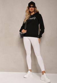 Renee - Czarna Bluza Ozdobiona Napisem z Kangurkową Kieszenią i Kapturem Hecconia. Kolor: czarny. Wzór: napisy, aplikacja