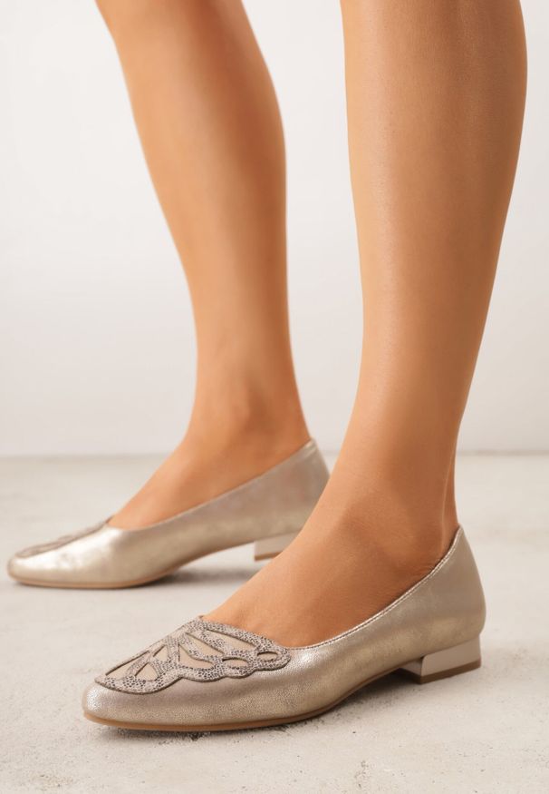 Born2be - Złote Czółenka ze Skórzaną Wkładką i Aplikacją w Wężowy Wzór Cezelie. Okazja: na co dzień. Kolor: złoty. Materiał: skóra. Wzór: aplikacja. Styl: casual, elegancki, klasyczny