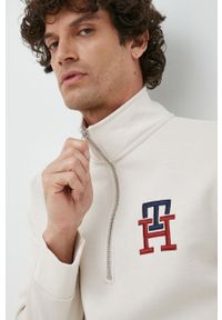 TOMMY HILFIGER - Tommy Hilfiger bluza męska kolor beżowy z aplikacją. Kolor: beżowy. Materiał: bawełna. Długość: krótkie. Wzór: aplikacja #3