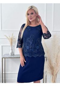 Moda Size Plus Iwanek - Elegancka ołówkowa sukienka Diana w kolorze granatu na wesele XXL OVERSIZE LATO. Okazja: na wesele, na ślub cywilny. Materiał: tkanina, koronka, elastan, poliester. Wzór: koronka. Sezon: lato. Typ sukienki: oversize, ołówkowe. Styl: elegancki