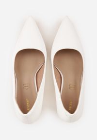 Born2be - Białe Szpilki VICES z Wkładką ze Skóry Naturalnej i Metalicznym Akcentem Oshiera. Okazja: na co dzień. Kolor: biały. Materiał: skóra. Wzór: aplikacja. Obcas: na szpilce. Styl: elegancki, klasyczny, casual #2