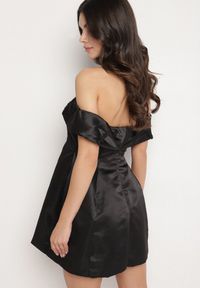 Born2be - Czarna Satynowa Sukienka Hiszpanka Vices z Kwiatowymi Aplikacjami Fennalisa. Okazja: na wesele, na ślub cywilny, na imprezę. Typ kołnierza: dekolt hiszpanka. Kolor: czarny. Materiał: satyna. Wzór: aplikacja, kwiaty. Sezon: lato #3