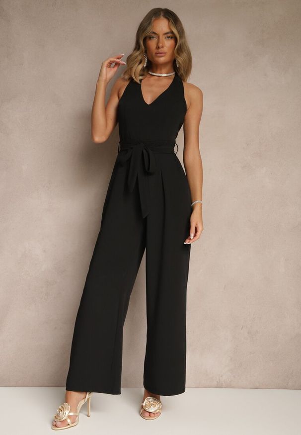 Renee - Czarny Kombinezon o Taliowanym Kroju z Dekoltem Halter i Wiązanym Paskiem Malisena. Okazja: na imprezę, na randkę, na co dzień. Kolor: czarny. Styl: elegancki, casual