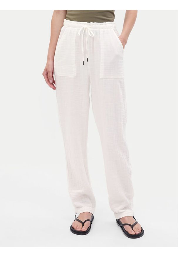 GAP - Gap Spodnie materiałowe 541243-02 Biały Loose Fit. Kolor: biały. Materiał: bawełna